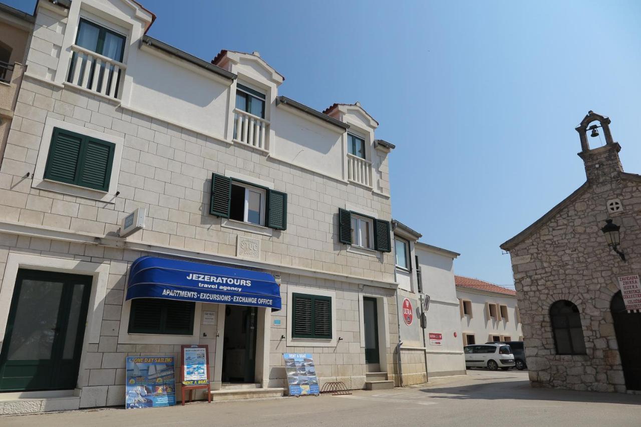Stars Palace - Apartments And Rooms Jezera Exterior photo